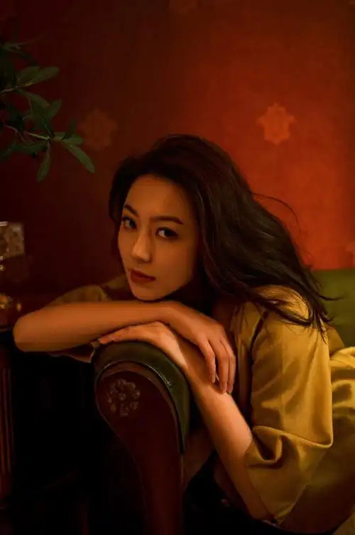 简介:黄梦莹优雅温柔时尚写真图片,分享一组黄梦莹图片给大家,图中的