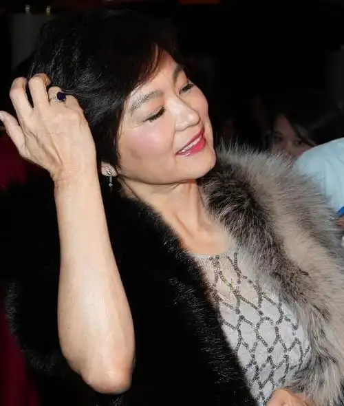 65岁林青霞是真老了,穿纱裙高贵典雅,但终究盖不住脸上的皱纹