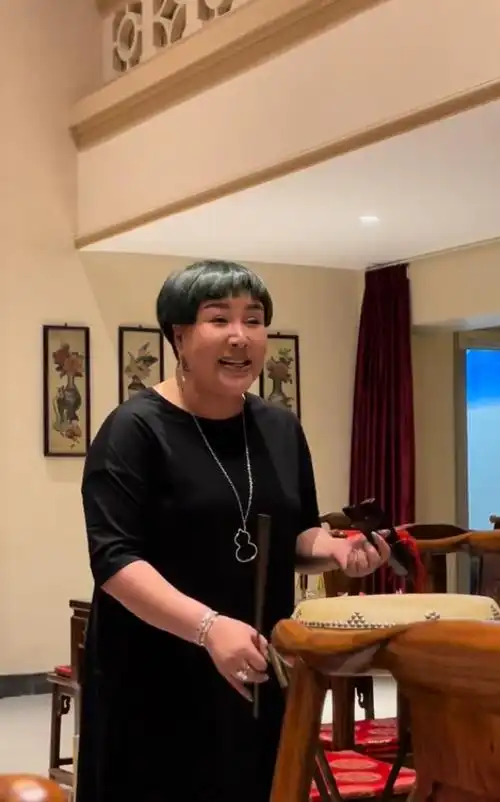 郭德纲老婆德云社唱曲,一身珠宝显贵气,钻戒硕大项链价格近七万_王惠