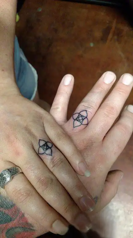 情侣纹身戒指 情侣手指上黑色的戒指纹身图案