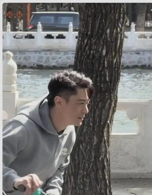 44岁霍建华现状一脸褶子和26岁张雪迎拍戏网友评论笑死人