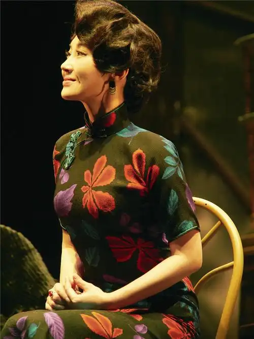 许晴演的话剧简直就是场旗袍秀!曲线玲珑,50岁依旧诠释着女性美