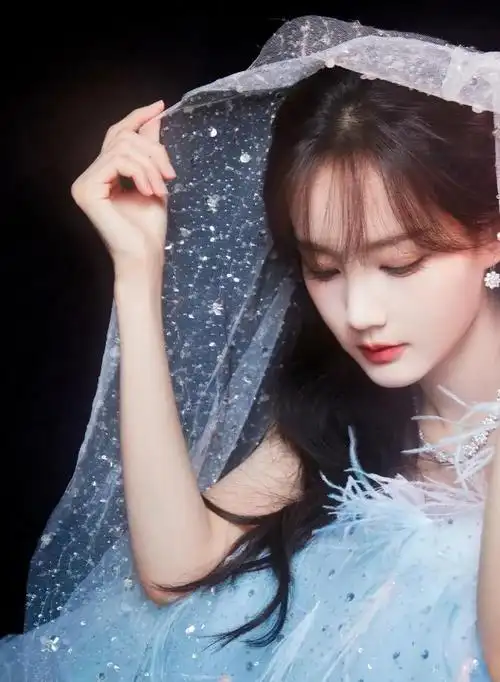 孟记者的扮演者李一桐漂亮