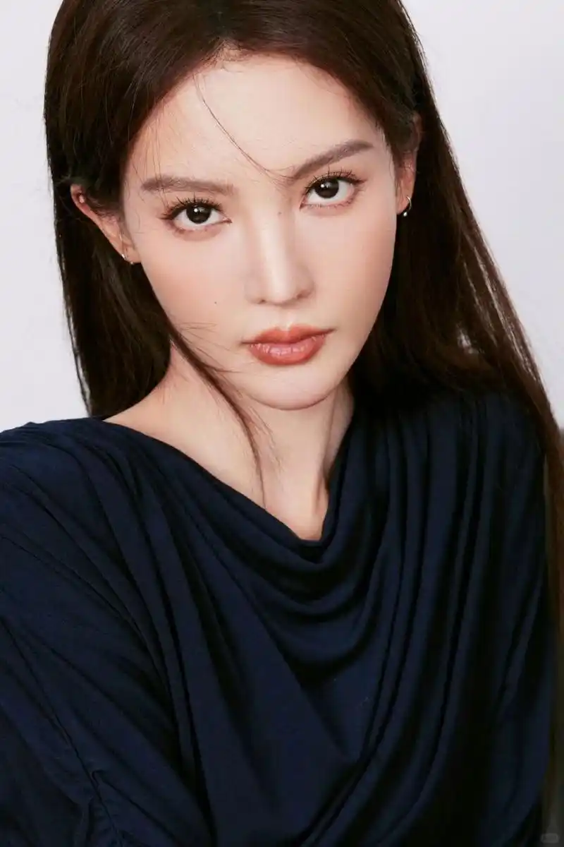 金晨的写真之旅:时尚与真实的碰撞  看到金晨的一组写真,真的被惊艳到