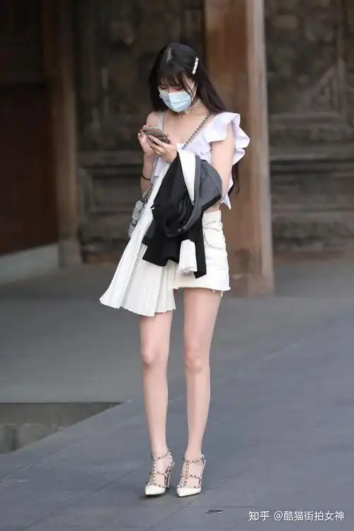 街拍女神:大长腿高跟凉鞋的气质女生