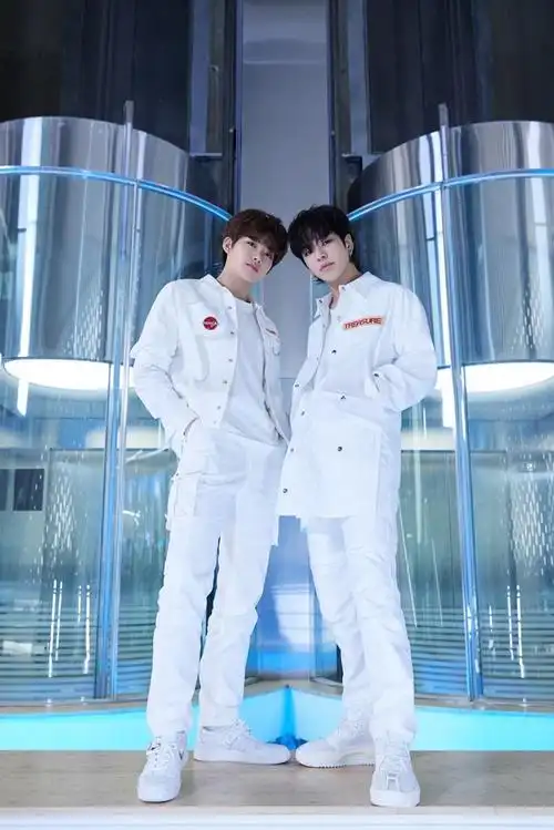 进来看两个大帅哥