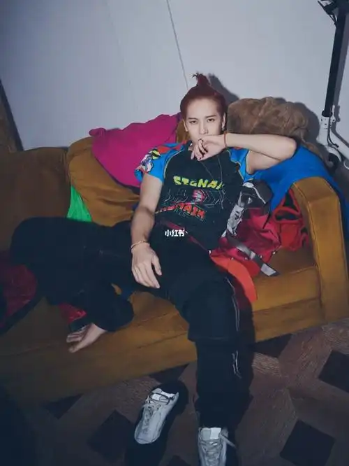 王嘉尔的脚趾好长啊96_王嘉尔_王嘉尔teamwang_娱乐_明星娱乐资讯