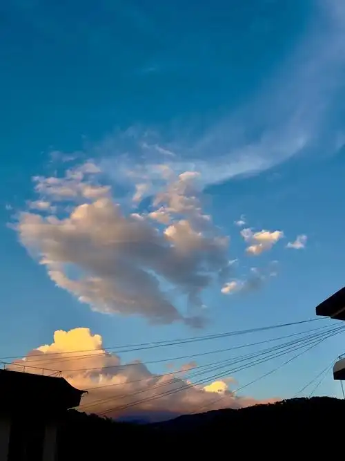 在花山,静听秋风语,坐看云起时!#这个视角的天空真的太绝了  - 抖音