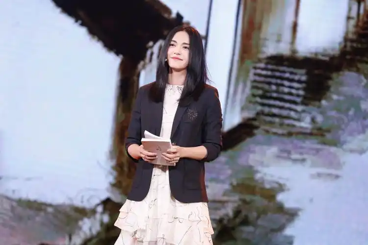 姚晨遭遇事业滑铁卢,打脸海清女权宣言,网友:拿实力说话