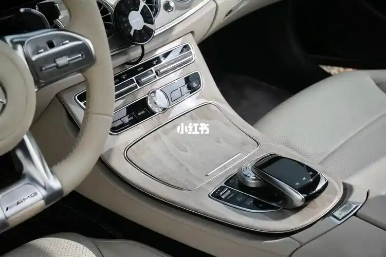 奔驰e级米白色内饰