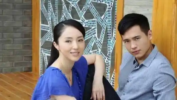 高云翔陷天价赔偿案董璇带3岁女儿走台被质疑借孩子捞钱