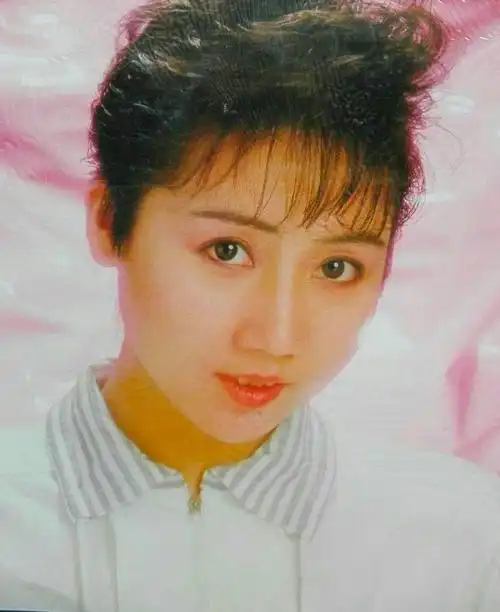 张德兰是香港曾经歌手界的玉女掌门人,从5岁开始接触演出,27岁退出