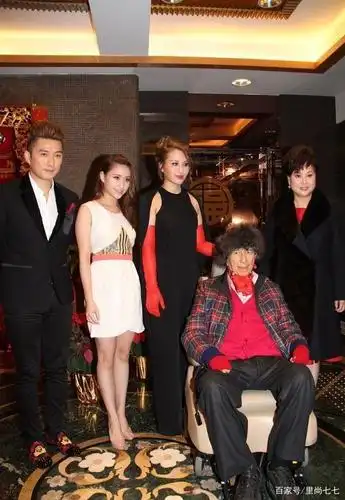 三太陈婉珍携两女同框,何超云披斗篷气场强,何超莲穿白裙好清新