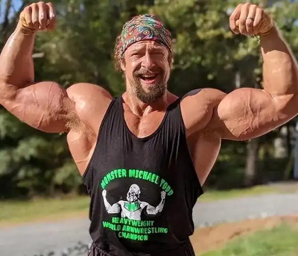 想要有健美运动员优美的肌肉线条要怎样训练以及控制饮食