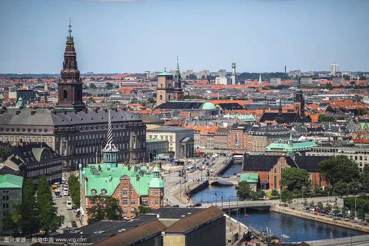 丹麦首都哥本哈根,俯瞰运河与城市天际线 copenhagen