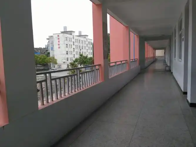 整洁的教学楼走廊