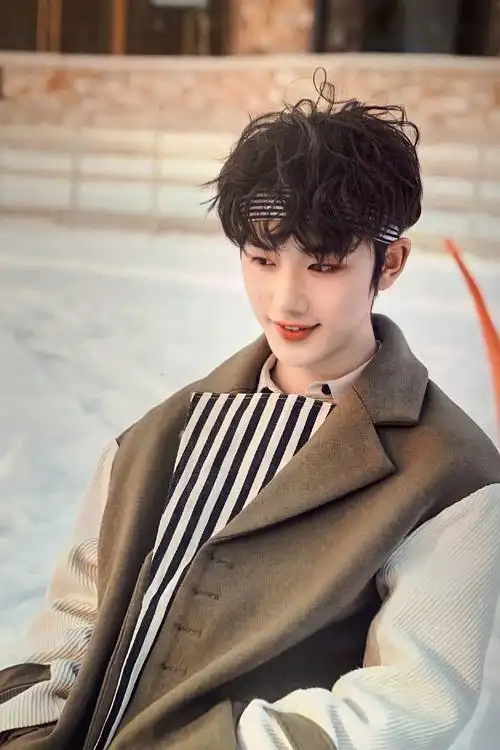 姊妹们谁能给我tnt的照片不带水印的那种啊