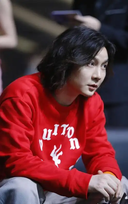 如今被网友晒出张大仙参加颁奖盛典的路人照,还真有