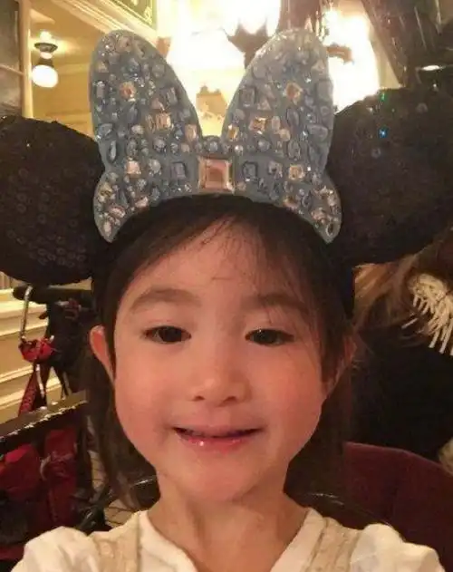 有种"越来越方"叫奥利,长大后变身国字脸,万万没想到!_奥莉