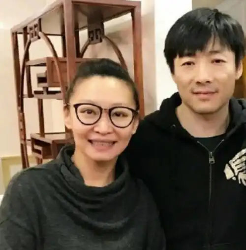 演员祖峰娶教师刘天池为妻结婚14年无子女他们过得幸福吗