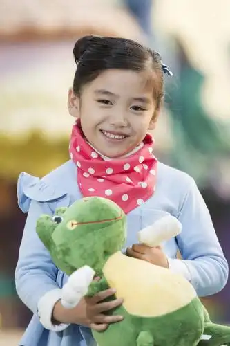 小女孩在游乐园