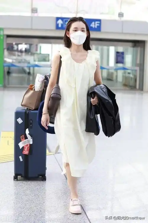 2023年5月10日,北京,蒋依依现身机场.身穿白色连衣裙简约清纯.