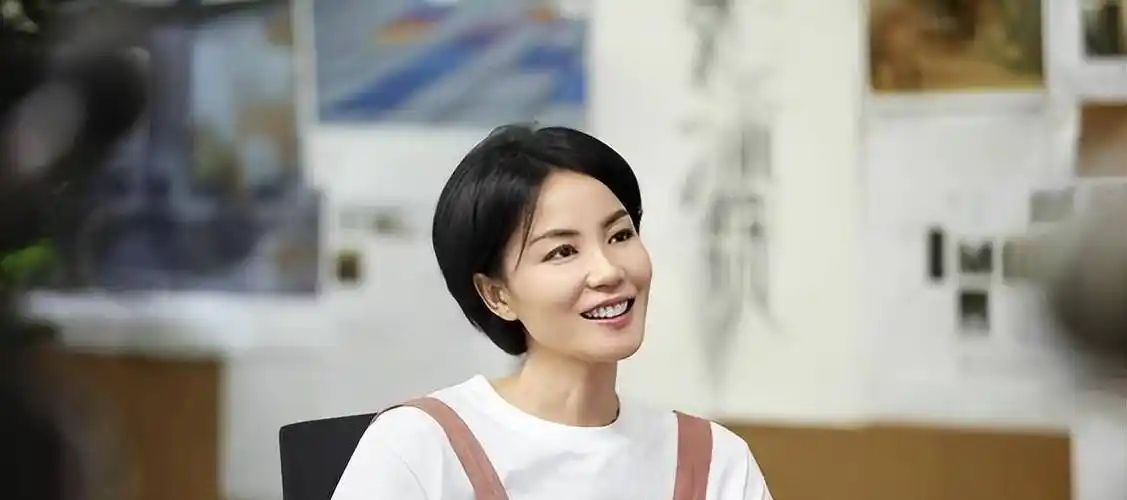 逛街偶遇王菲,53岁脸部紧致,对比20岁40岁照片没变化_先生_感觉_年龄