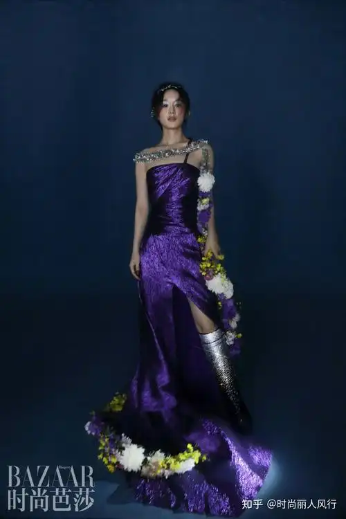 赵丽颖新大片蓝色泪滴妆美到我了穿抹胸裙美人鱼身材尽显超辣