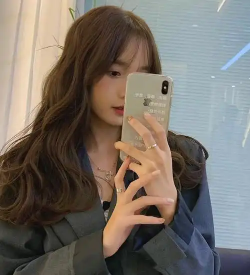 但是它没有大波浪那么妩媚,也没有空气卷那么复古.