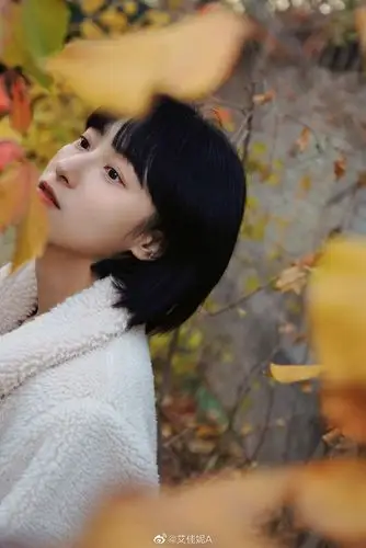 王彦霖女友艾佳妮是易烊千玺粉丝私照短发清纯长发温婉