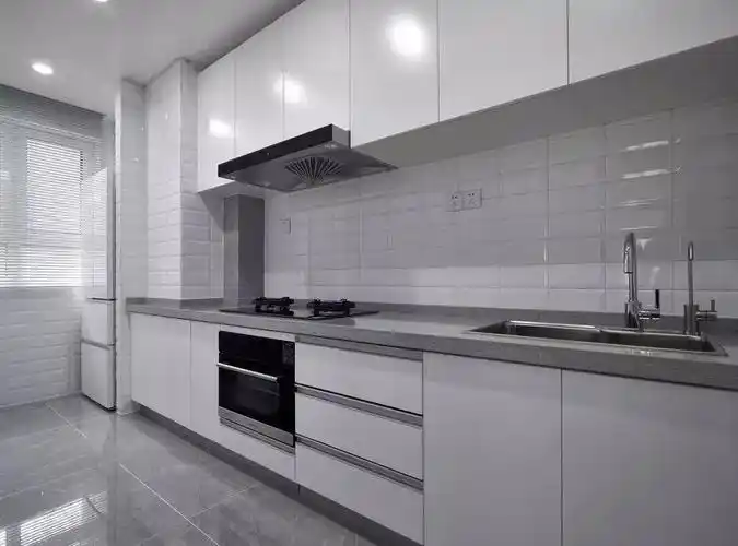 设计师更推荐现在使用主流的石英石或进口岩板作为橱柜操作台面,美观