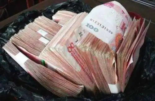 老人捡五万块钱,失主选择报警,还钱时掉一张照片,钱全部归老人