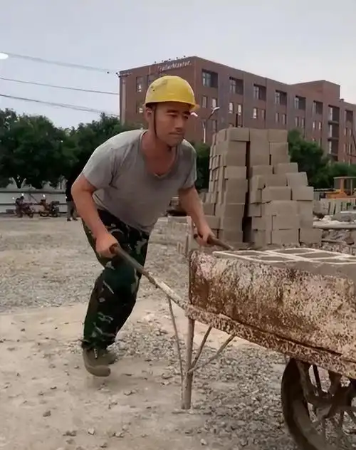 旭日阳刚,一个百万富翁,一个搬砖工人