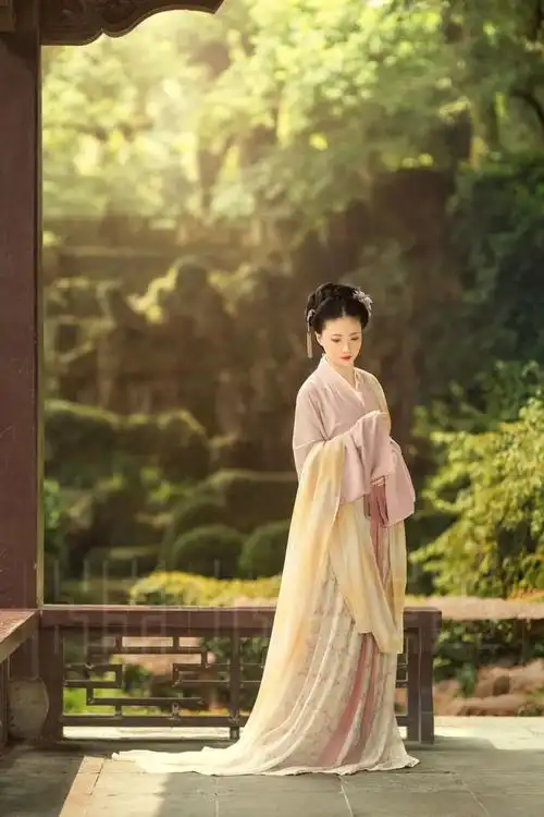 民国30年代受西方文化影响,那些老照片月份牌里的人物形象,眼神肢体都