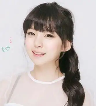 被修饰成小圆脸哟,扎一款简单韩式胖脸女生轻薄齐刘海高马尾辫发型