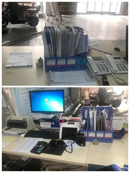 建议客服前台办公桌上文件夹内资料进行统一整理,放入统一文件盒,贴