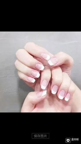 法式简约白色美甲图片