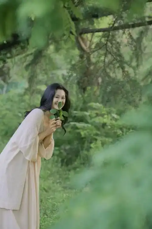 会取景不如会摆拍,7个姿势学起来,不同角度拍出不同美