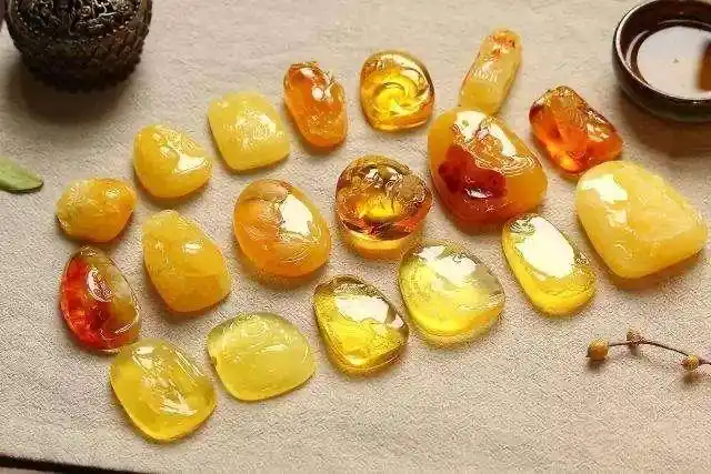 在地壳压力和热力的作用下石化而成,所以可以被称为"琥珀"或者是"松脂