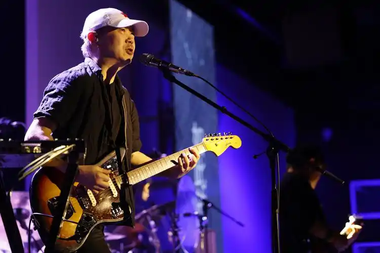 现场崔健轻装上阵