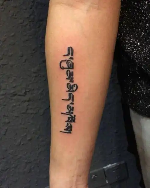 文字纹身图片_腰部手部文字纹身图案