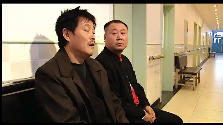 范伟执意留下照顾病人,和赵本山在医院吵了起来,还差点跟人打架-影视