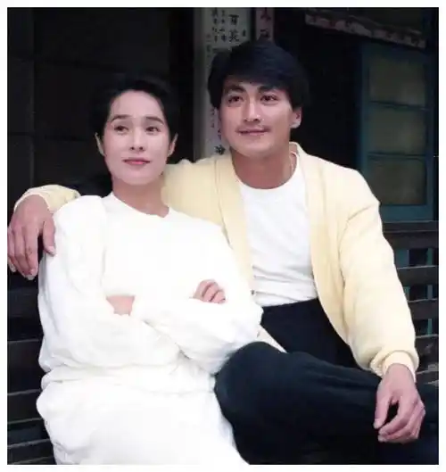 64岁何家劲承认结婚生女,曝光漂亮女儿照片,对太太身份保密.