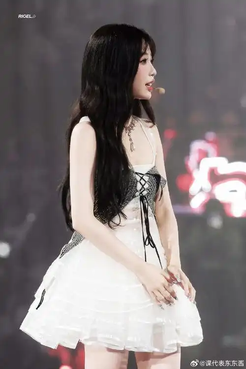 虞书欣白色公主裙造型