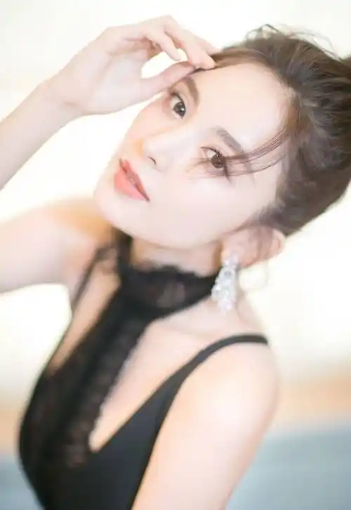 古力娜扎穿护士装拍戏,气质展现得淋漓尽致,网友表示这就是爱_新疆