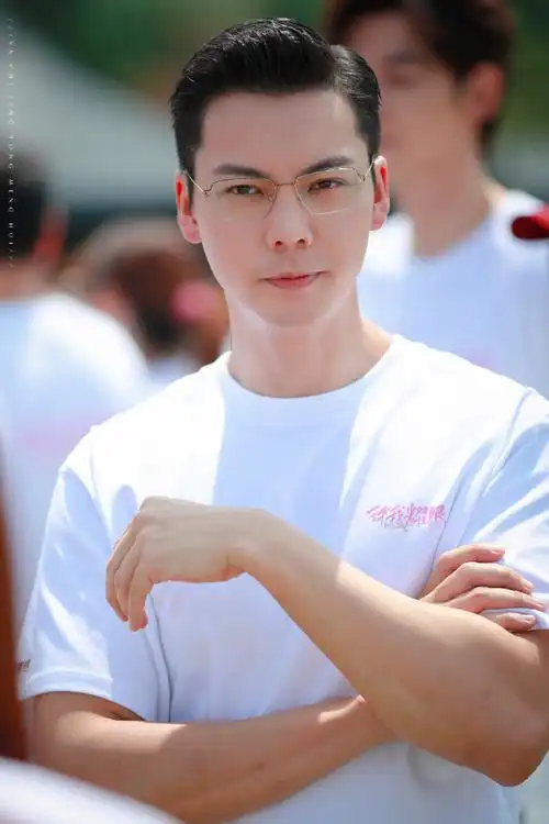 陈伟霆金丝眼镜 霸总舒适圈