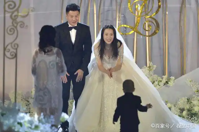 沈阳:李金羽同爱妻毕文晴举办婚礼 新婚燕尔场面温馨