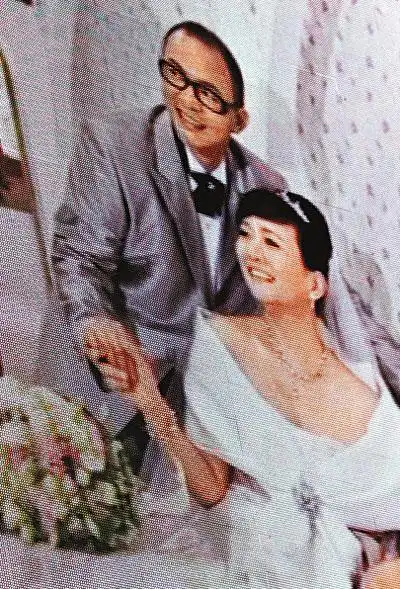 「布道会」公开结婚照 商天娥不做高龄产妇