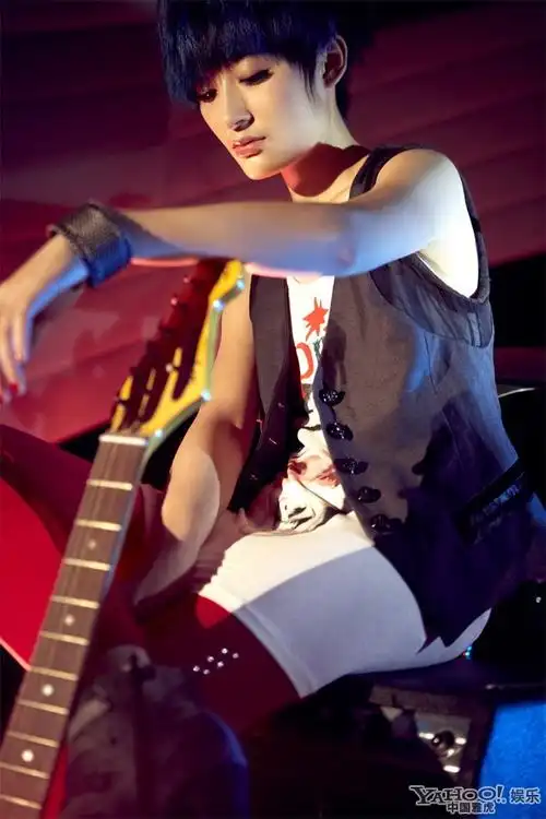 曾轶可杂志写真清新温暖 霓裳艳影诠释音乐故事