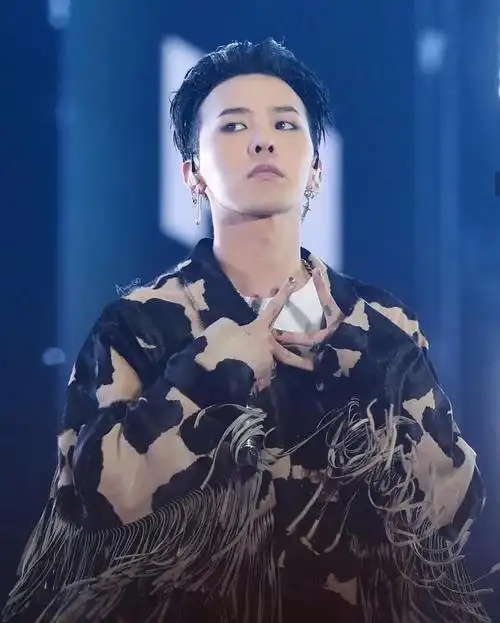 牙齿镶钻,身上打洞,故意穿奇装异服,这届韩星也太敢了|权志龙|礼服